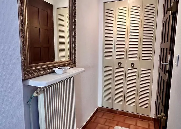 Camelia Yourhosthelper