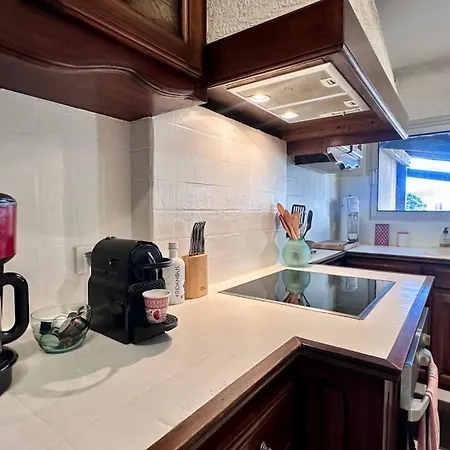 Camelia Yourhosthelper *